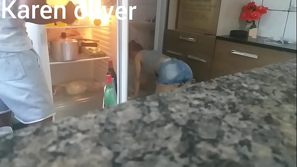 Corno lava a louça enquanto sua mulher_chupa o_negao escondido_jefao