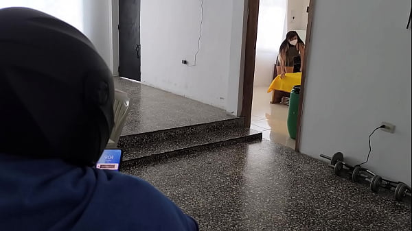 El repartidor de paquetes observa de manera indiscreta como una mujer enga&ntilde;a al marido con su amante pervertido desenlace inesperado