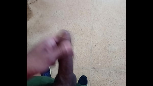 ESTAVA SOZINHO NO  BANHEIRO PUBLICO ENT&Atilde;O BATEU AQUELA VO TADE DE BATER UMA BEM GOSTOSA. 