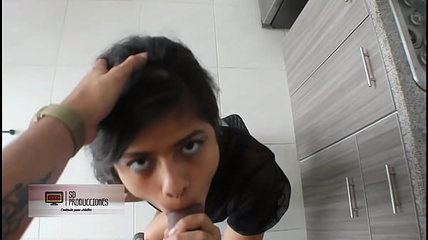 La hermanastra quer&iacute;a jugar y termino chupando la polla y con la leche en su co&ntilde;o 