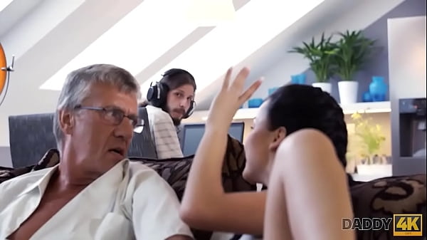 Play MP4 - DADDY4K&period; Bruna soddisfa i suoi bisogni sessuali usando il bastone del di BF