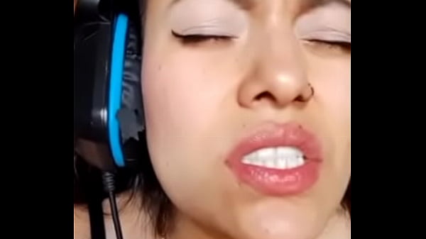 Me toco mientras veo porno aqui en xvideos chorro de placer