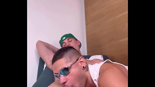 Malokeiro sentando e sofrendo na pica grossa 