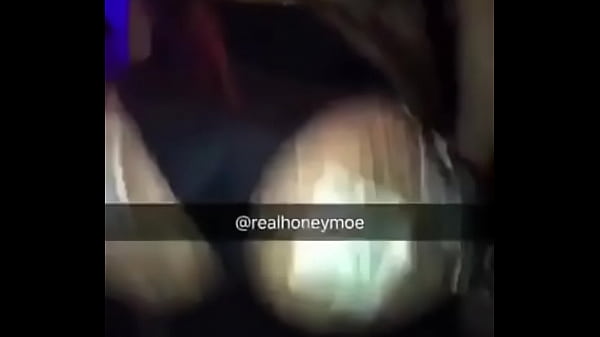 Honeymoe twerking in club one 