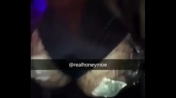 Honeymoe twerking in club one
