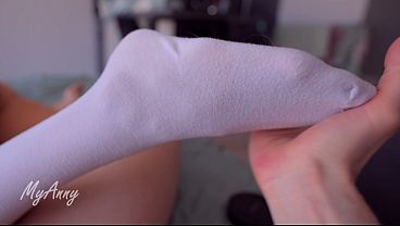 My stepsister loves to smear cum all over her tits and today she asked me to do it again