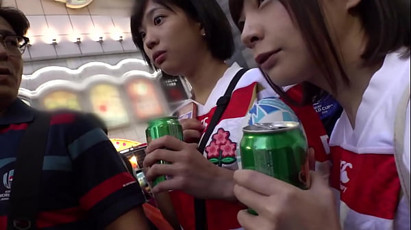 ラグビーワールドカップのパブリックビューイングでユニホーム姿の可愛らしい美女2人を発見！！ナンパの末4人でホテルで祝賀会を開くことに！興奮maxのチ●ポを小さなお口でガッツリホールド！なかなか離してくれません 乱交スクラムで各選手は豪華に腰を振り喘いでます！激しいタックルで腰も足もガクガクで倒れこむwラインアウトのごとく息のあった騎乗位のセットプレイ。リフターであるチ●ポにジャンパーであるオ●ンコがうまくサポートして快適にピストンしてますw最後は彼女たちに豪快にトライを決める！！ thumbnail