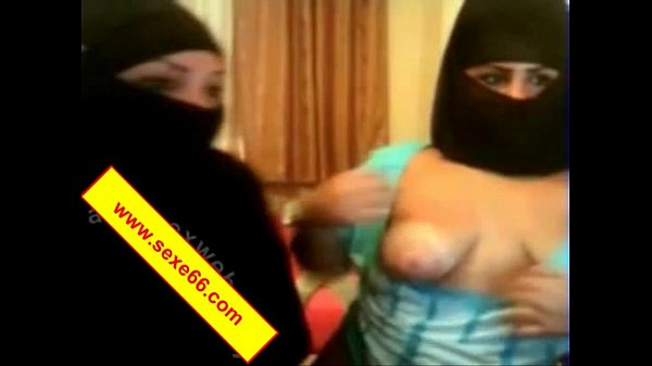 Une infirmiere salope joue avec les seinsqui pendent d une femmeallaitante