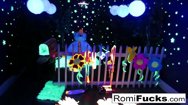 Romi Rain & Dani lesbian_black-light fun