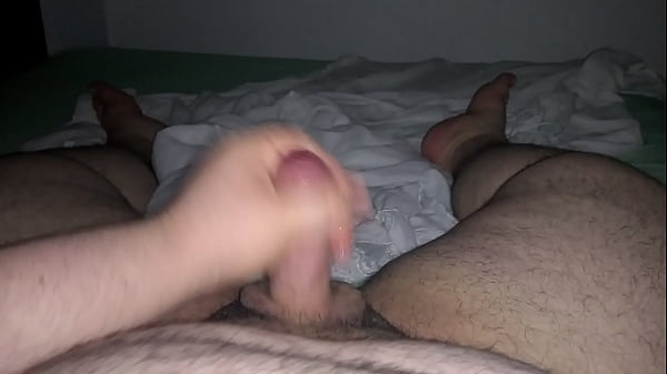 Gordinho punheteiro do pau pequeno bem melado gozando muito 