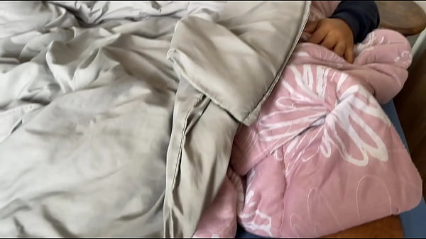 Play MP4 - O h&eacute;tero curioso do apartamento compartilhado entra no meu quarto enquanto eu estava deitado&comma; se ecita com penes duro e goza tocando - FULL SHEER&period;COM