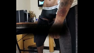 Negro alto latejando enquanto eu media a tatuagem