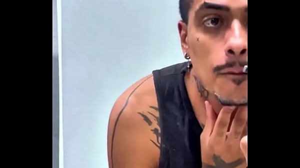 Bigode cresce n&eacute; 