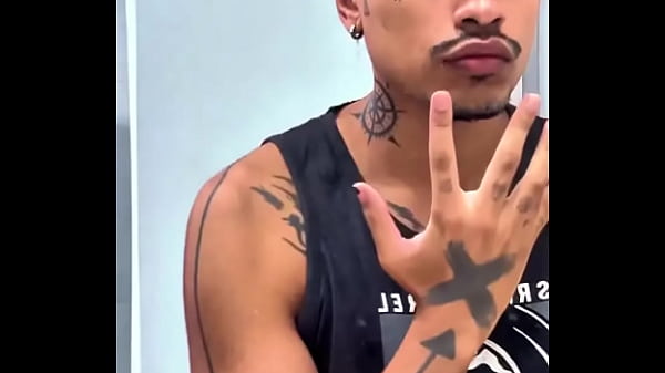 Bigode cresce n&eacute; 