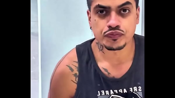 Bigode cresce n&eacute; 