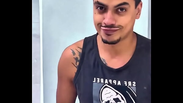 Bigode cresce n&eacute; 