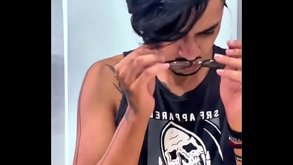 Bigode cresce n&eacute; 