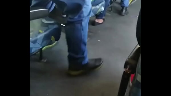 Play MP4 - Botando o pau pra fora dentro do &ocirc;nibus do lado de desconhecidos