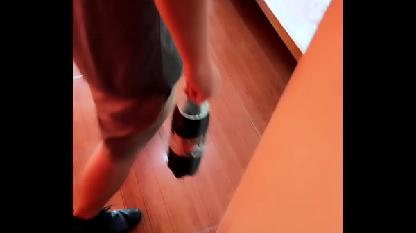 Play MP4 - &iexcl;Llego el repartidor de la pizza y no tengo dinero&excl; Le pago con mi culo y acabo en lechada lista para tener quesito entre las piernas&comma; que rica forma de ahorrar dinero&excl;