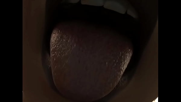 Mujer traga a mini chica 