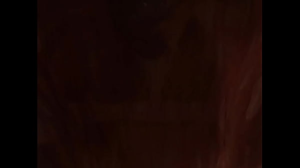 Mujer traga a mini chica 