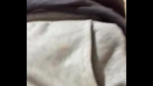 De pau duro no shorts 