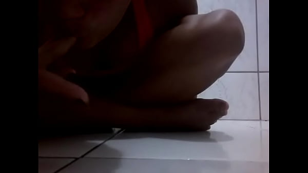 Novinha buceta apertada Tocando Siririca no Banheiro , 