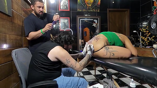 Play MP4 - Essa morena fez uma tatuagem no lugar que todo tatuador adoraria