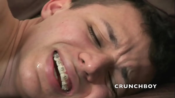 Jeune Soumis Se Fait Baiser En Bdsm Par Ses Deux Potes thumbnail