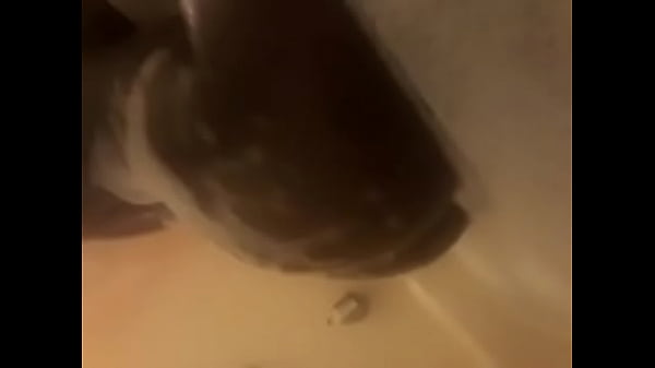 Ass shaking in the shower.