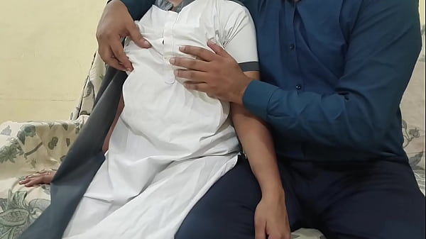 Play MP4 - गांव की खूबसूरत जवान पढ़ने वाली लड़की को सर ने अपने घर बुला कर जबर्दस्त चूदाई की