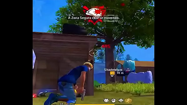 Jogando free fire com minha prima e fiquei de pau e comi ela no meio da partida