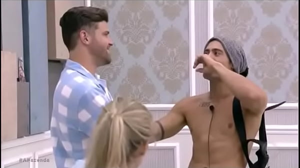 Play MP4 - Yuri acordando de pau duro na fazenda ao vivo